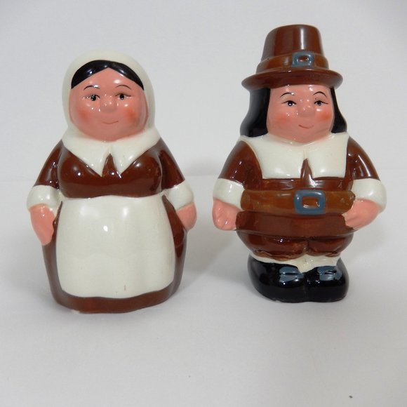 Publix Seasons Greetings, Pilgrim Pair Salt and Pepper Shaker - Picture 2 of 11